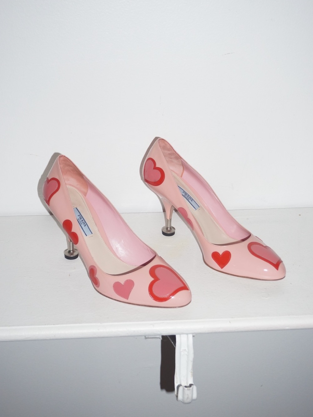 PRADA PINK PATENT LEATHER PUMPS RED HEARTS 40 RARE - Picture 2 of 4